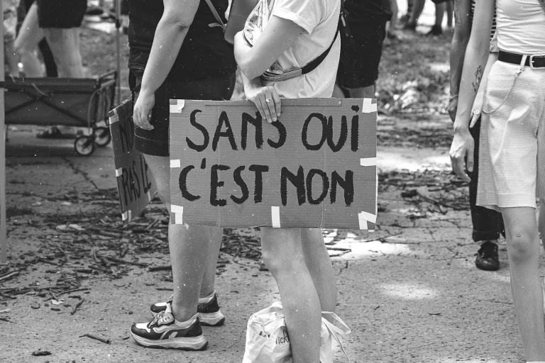 Pancarte affichant “Sans oui c’est non” pour sensibiliser au consentement